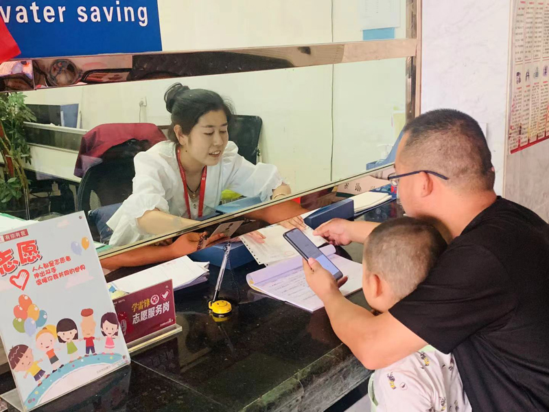客服人员耐心解答群众需求.jpg